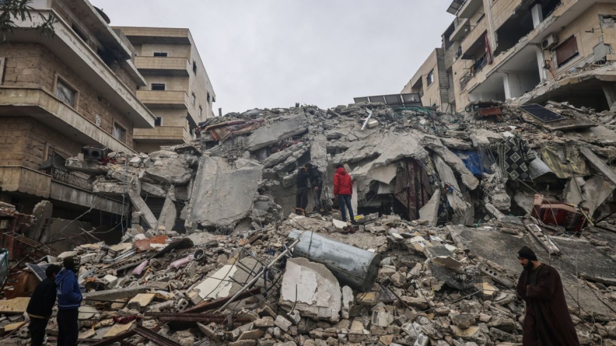 Menschen betrachten die Trümmer eines zerstörten Wohnhauses. Ein verheerendes Erdbeben hat in der Türkei und in Syrien mehr als 900 Menschen das Leben gekostet. (Foto)
