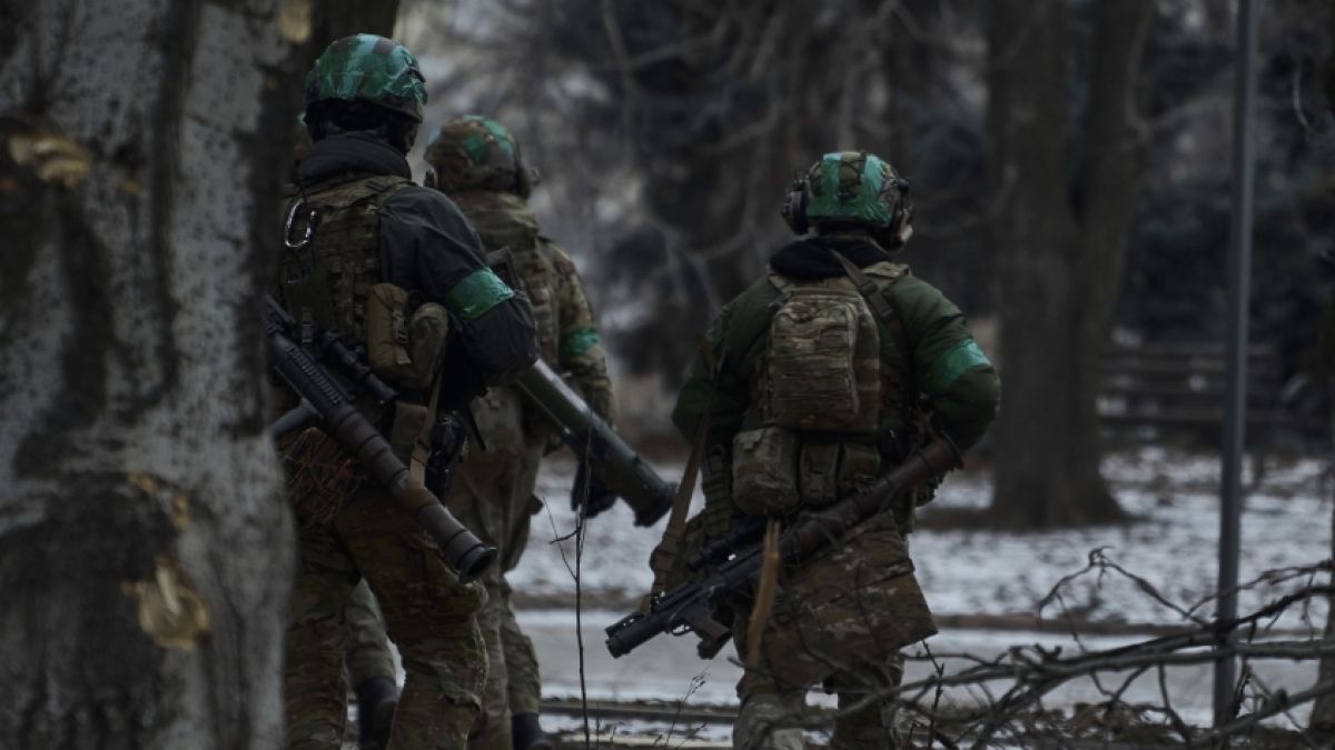 Ukrainische Soldaten patrouillieren in Bachmut. (Foto)