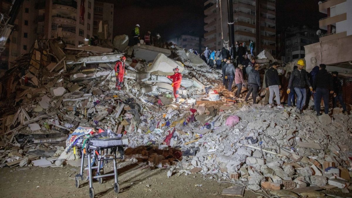 Rettungskräfte suchen nach der Erdbeben-Katastrophe in Syrien und der Türkei nach Überlebenden. (Foto)