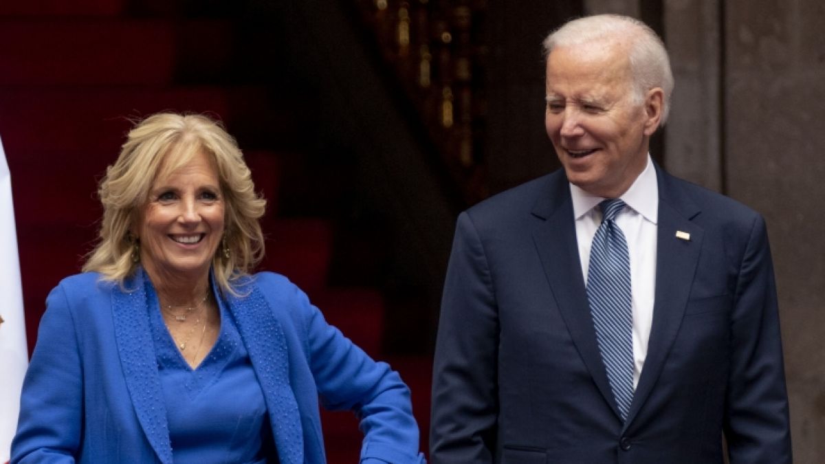 US-Präsident Joe Bidens Ehefrau Jill Biden küsste jetzt einen anderen Mann. (Foto)