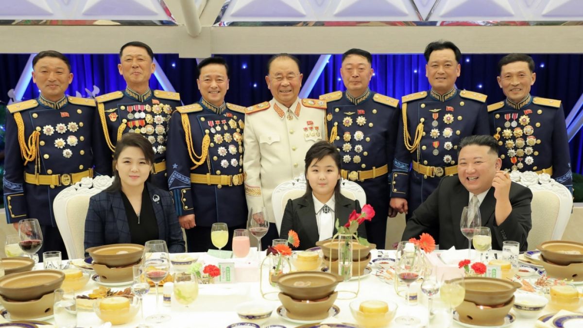 Kim Jong-un (r.) zeigte sich öffentlich mit Frau Ri Jo Sul (l.) und Tochter Kim Ju Ae (Mitte) bei einem Militärbankett. (Foto)