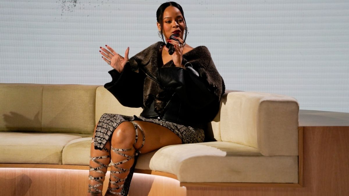 Rihanna gab bei einer Pressekonferenz einen kleinen Ausblick auf ihre Super-Bowl-Halbzeitshow. (Foto)