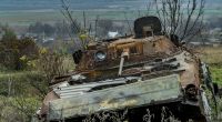 Ein zerstörter russischer Panzer steht am Rande von Iwaniwka.