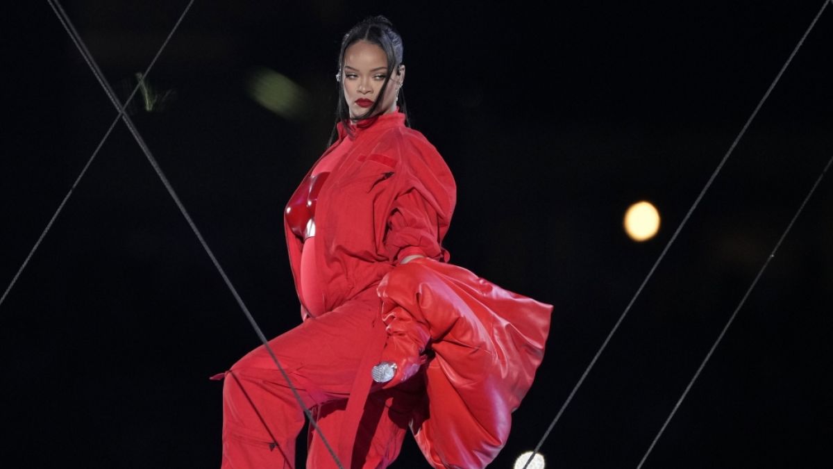 Popstar Rihanna ließ während ihres Auftritts in der Halbzeitpause beim Super Bowl die Baby-Bombe platzen. (Foto)