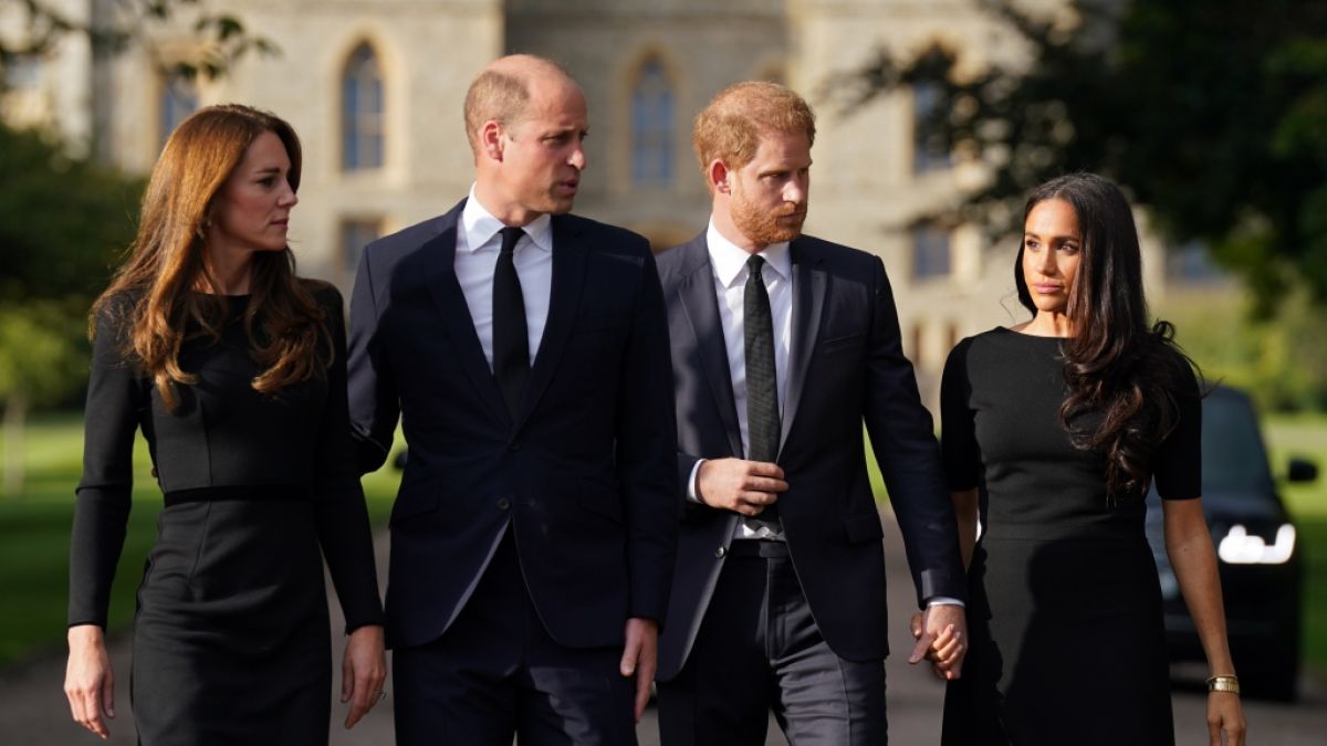 Werden Prinz Harry und Meghan Markle (r.) bald von Prinz William (2.v.l., neben Frau Kate) verklagt? (Foto)