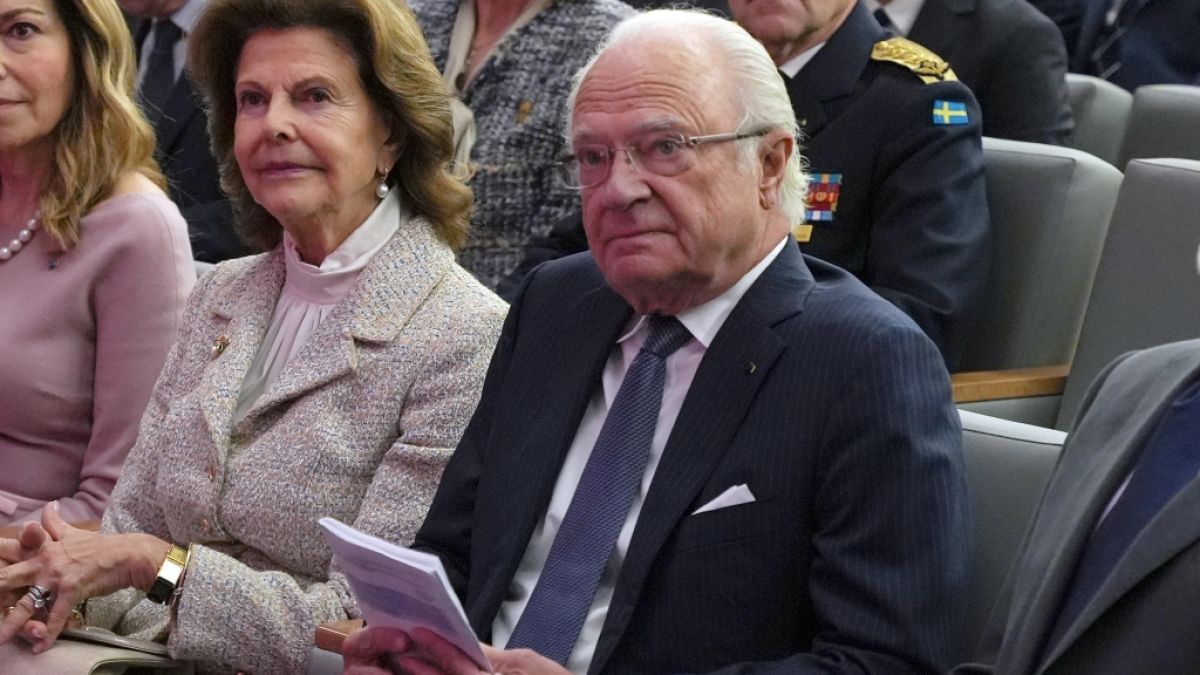 König Carl XVI. Gustaf muss kürzer treten: Kurz vor seinem 50. Thronjubiläum muss sich der Schweden-König einer Operation unterziehen und wochenlang pausieren. (Foto)