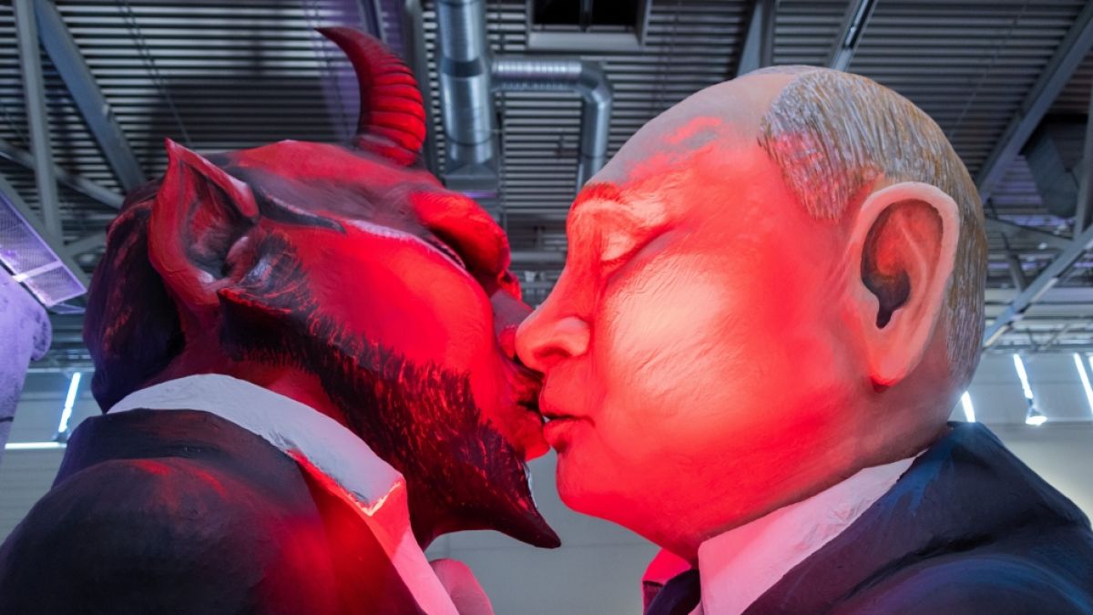 Wladimir Putin küsst auf einem Mottowagen für den Kölner Rosenmontagszug den Teufel. (Foto)