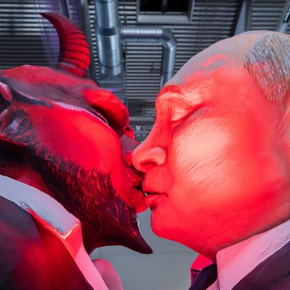 Teuflischer Kuss! Rosenmontagszüge verspotten den Kreml-Chef