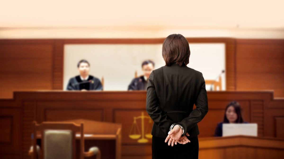 Eine mutmaßliche Mörderin griff in einem US-Gerichtssaal ihren Verteidiger an. (Symbolfoto) (Foto)