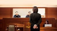 Eine mutmaßliche Mörderin griff in einem US-Gerichtssaal ihren Verteidiger an. (Symbolfoto)
