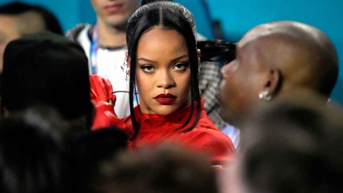 Rihanna präsentiert ihren kleinen Sohn in der Modezeitschrift "Vogue". Die Sängerin wird nicht über jeden Kommentar zu den süßen Babyfotos begeistert sein. (Foto)