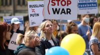 Demonstranten protestieren gegen den Krieg in der Ukraine.