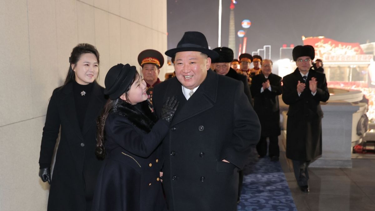 Kim Jong-un, Machthaber in Nordkorea, mit seiner Frau Ri Sol Ju (l) und seiner Tochter. (Foto)