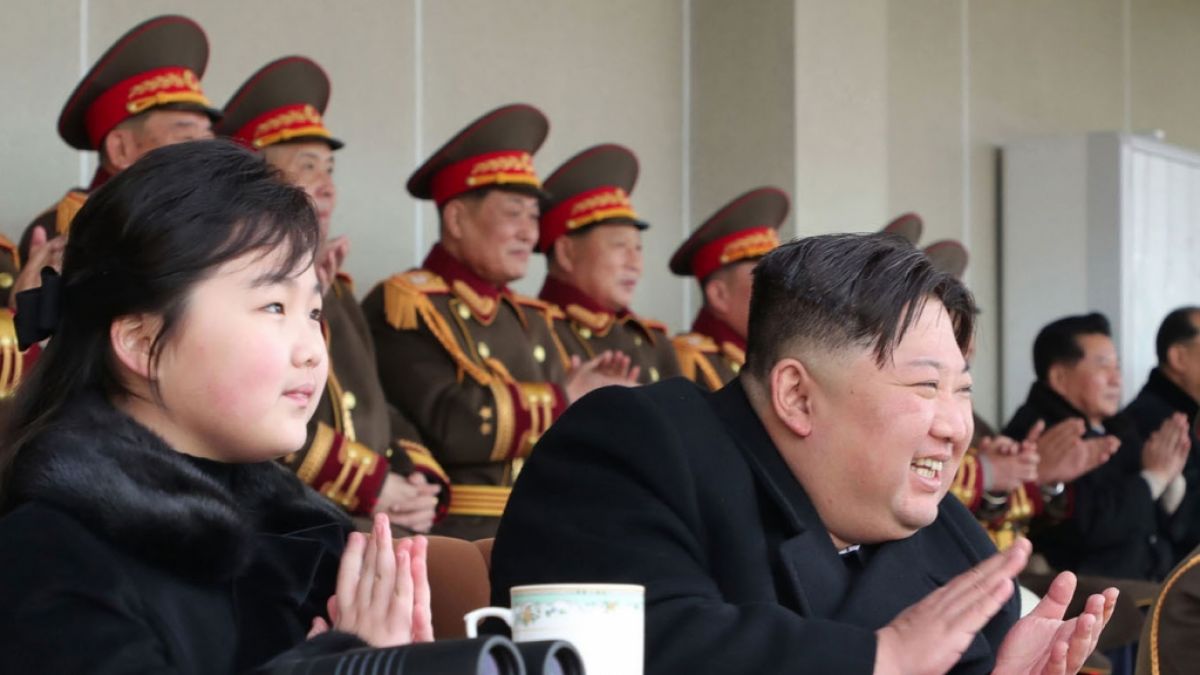 Kim Ju-ae mit ihrem Vater Kim Jong-un im Februar 2023. (Foto)