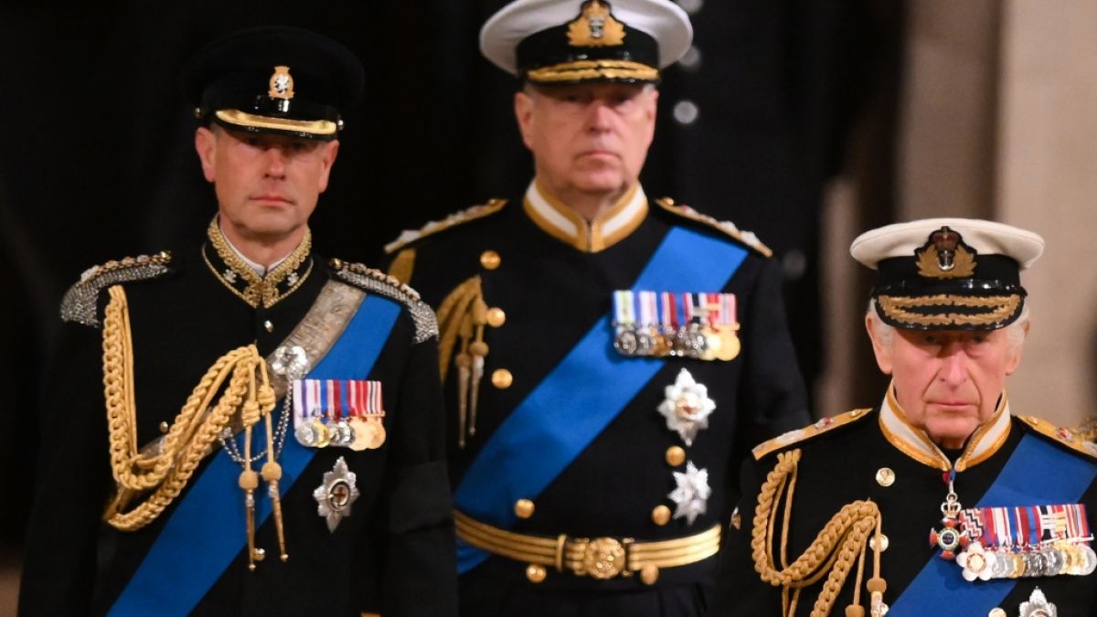 Prinz Andrew (Mitte) mag bei den Briten-Royals in Ungnade gefallen sein, doch widerstandslos rauswerfen lässt sich der Herzog von York zum Missfallen von König Charles III. (re.) nicht. (Foto)