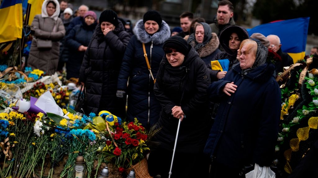 Familienangehörige trauern um einen gefallenen Soldaten der ukrainischen Verteidiger.  (Foto)