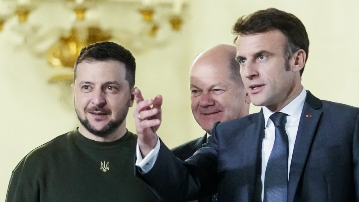 Setzen Olaf Scholz (Mitte) und Emmanuel Macron (r.) Ukraine-Präsident Wolodymyr Selenskyj unter Druck? (Foto)