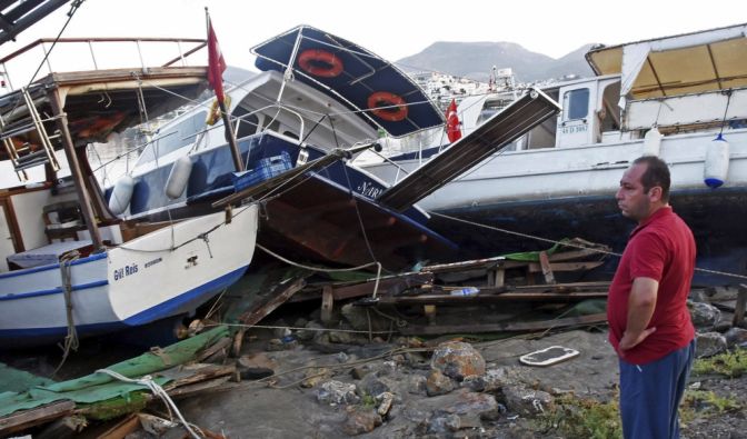 Symbolbild: Ein Seebeben erschüttert eine Küstenstadt