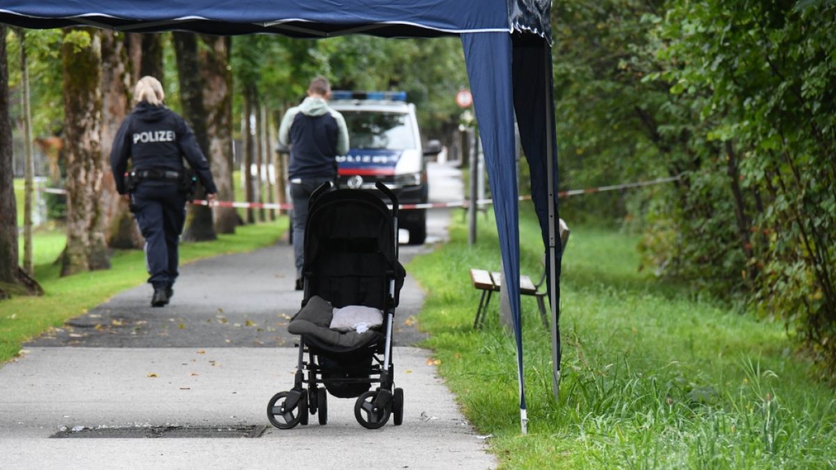 Polizisten sind am Unglücksort in der Tiroler Ache im Einsatz, wo der sechsjährige Leon zu Tode kam. (Foto)