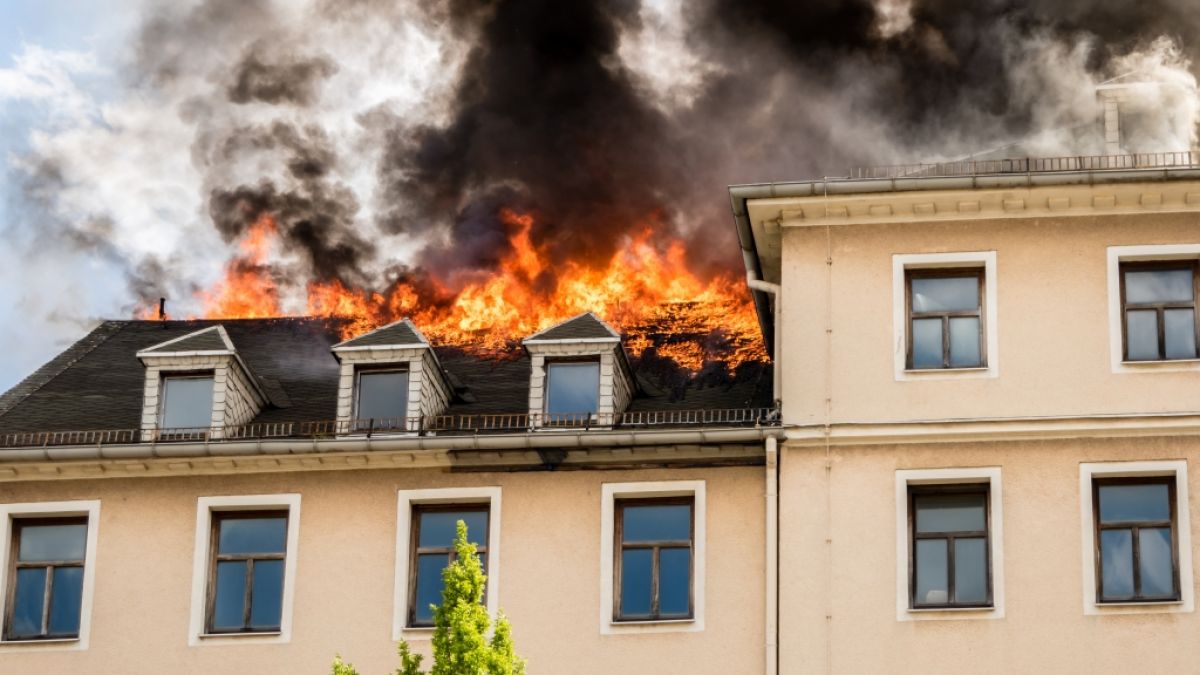 Kleinere Brände lassen sich bisweilen selbst löschen - wenn der ganze Dachstuhl in Flammen steht, kann nur noch die Feuerwehr helfen. (Foto)