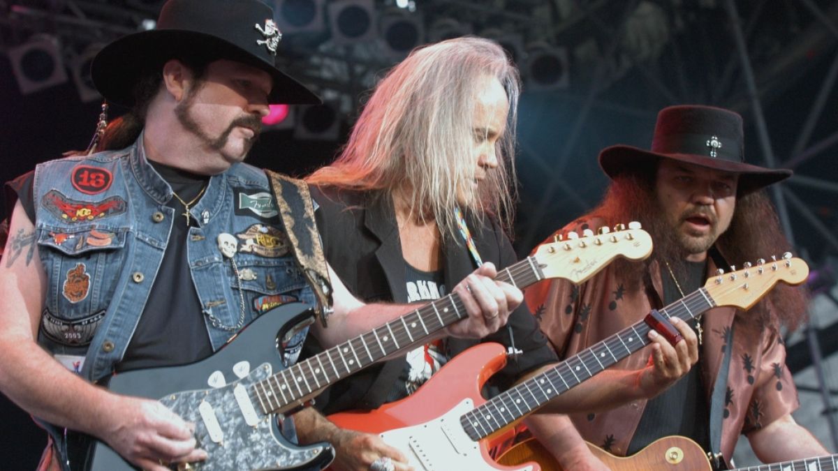 Die drei Gitarristen der us-amerikanischen Southern Rock-Band Lynyrd Skynyrd (v.l.n.r.): Hughey Thomasson, Ricky Medlocke, Gary Rossington. (Foto)