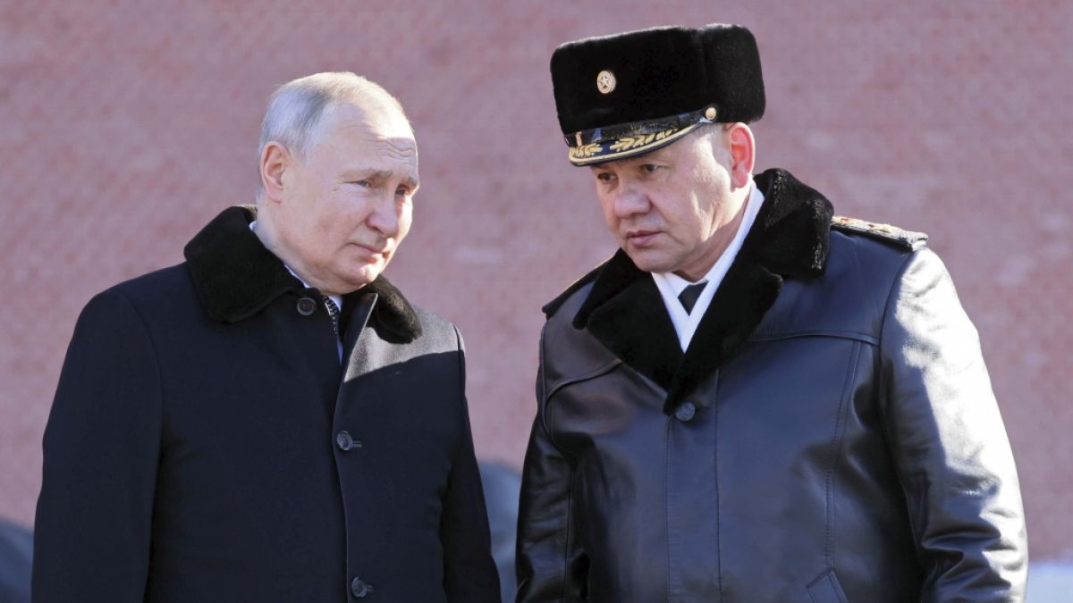 Werden Wladimir Putin und der russische Verteidigungsminister Sergej Schoigu (r.) noch vor ihrem Tod große Erfolge im Ukraine-Krieg feiern können? (Foto)