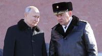 Werden Wladimir Putin und der russische Verteidigungsminister Sergej Schoigu (r.) noch vor ihrem Tod große Erfolge im Ukraine-Krieg feiern können?
