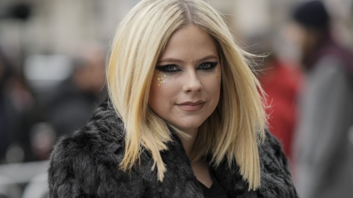 Avril Lavigne zu Gast bei der Pariser Fashion Week. (Foto)