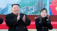 Dieses von der nordkoreanischen Regierung zur Verfügung gestellte Foto zeigt den nordkoreanischen Machthaber Kim Jong Un und seine Tochter.