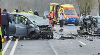 Rettungsdienste, Polizei und Sachverständige stehen nach dem schweren Unfall bei Eilenburg zwischen den Autowracks.