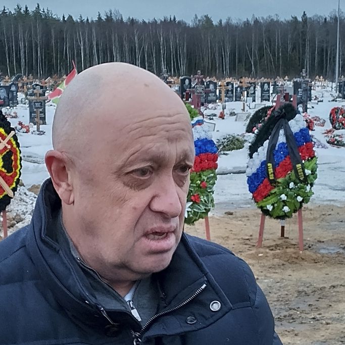 Irrer Auftritt in Bachmut! Söldner-Chef blamiert Putin an Ukraine-Front