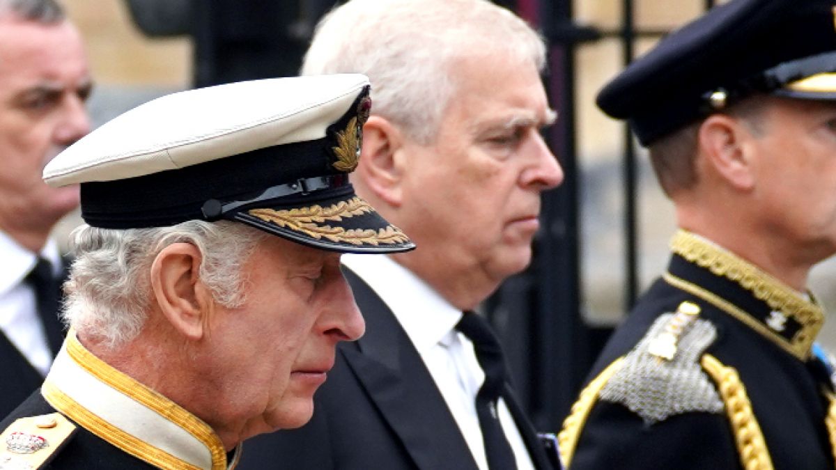 Für Prinz Andrews Guru-Kosten will König Charles (links) nicht aufkommen. (Foto)