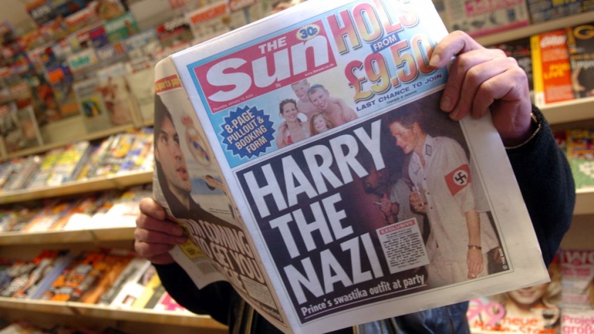 Prinz Harrys Nazi-Kostüm beförderte den Briten-Royal Anfang 2008 auf die Titelseiten der britischen Klatschpresse und sorgte für einen heftigen Skandal. (Foto)