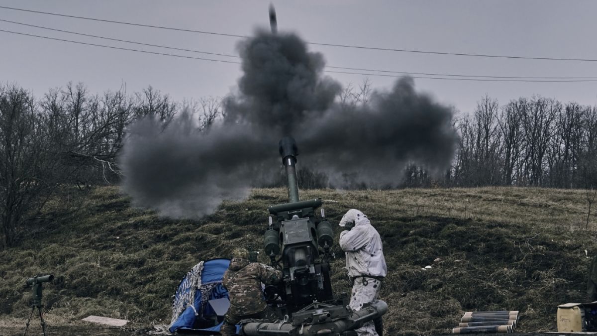 Ukrainische Soldaten feuern eine Panzerhaubitze auf russische Stellungen in der Nähe von Bachmut. (Foto)