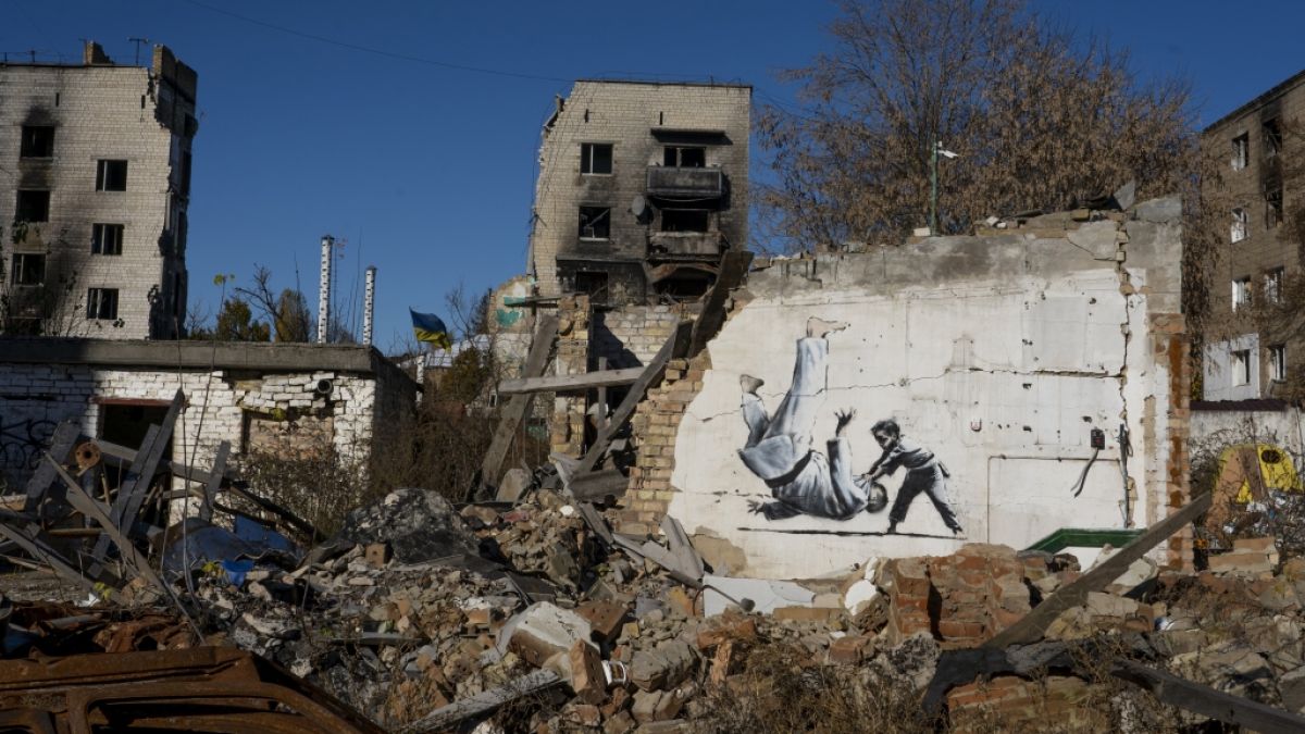 Dieses Wandgemälde von Banksy in der Ukraine zeigt, wie Wladimir Putin bei einem Judokampf von einem kleinen Jungen umgeworfen wird. (Foto)