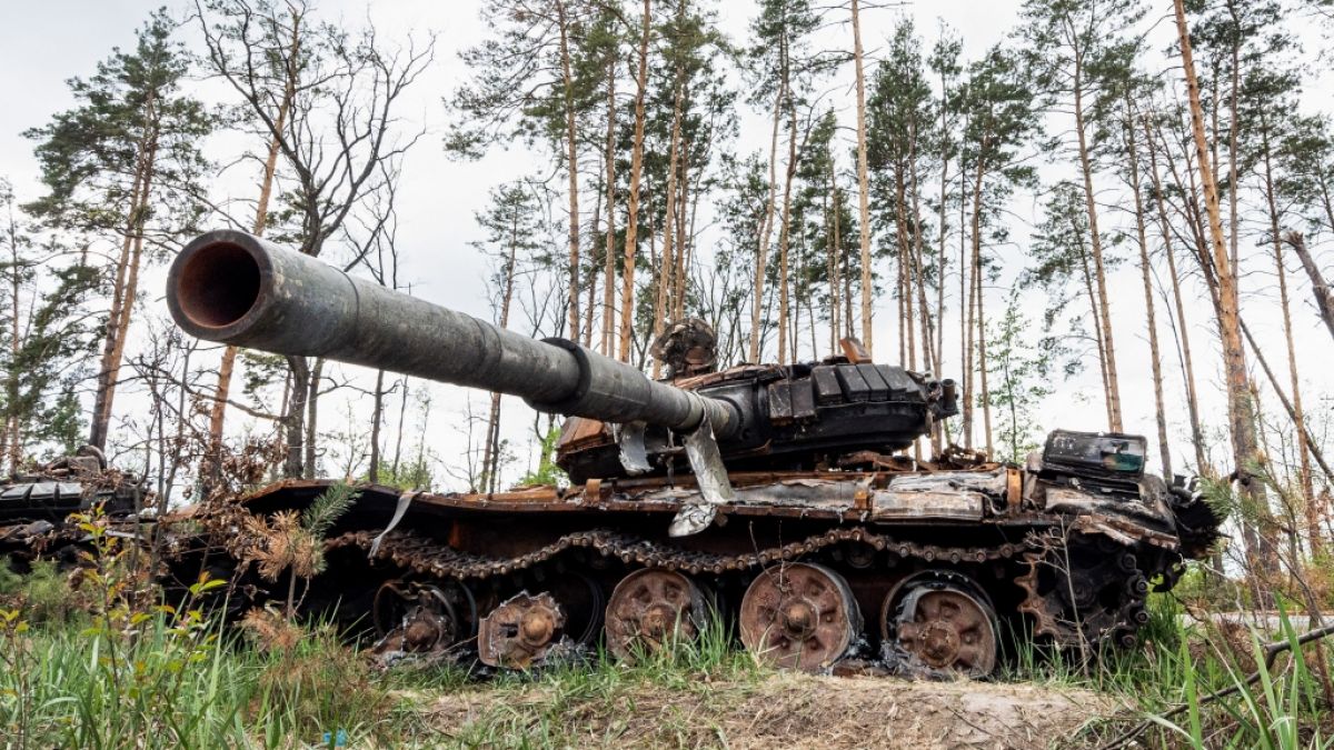 #Brennender T-72B-Panzer: Drohne feuert Panzerfaust ab! Putin-Panzer gleiten in die Luft