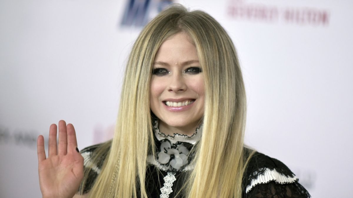 Sängerin Avril Lavigne wurde während ihrer Live-Show von einer halbnackten Demonstratin überrascht. (Foto)