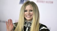 Sängerin Avril Lavigne wurde während ihrer Live-Show von einer halbnackten Demonstratin überrascht.