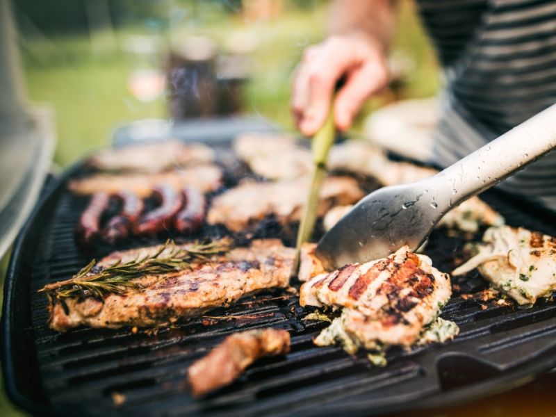Grillen auf Terrasse und Balkon: Bis zu 250.000 Euro Strafe möglich - Wie oft darf man grillen?