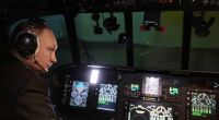 Wladimir Putin in einem Mi-171A2-Hubschraubersimulator
