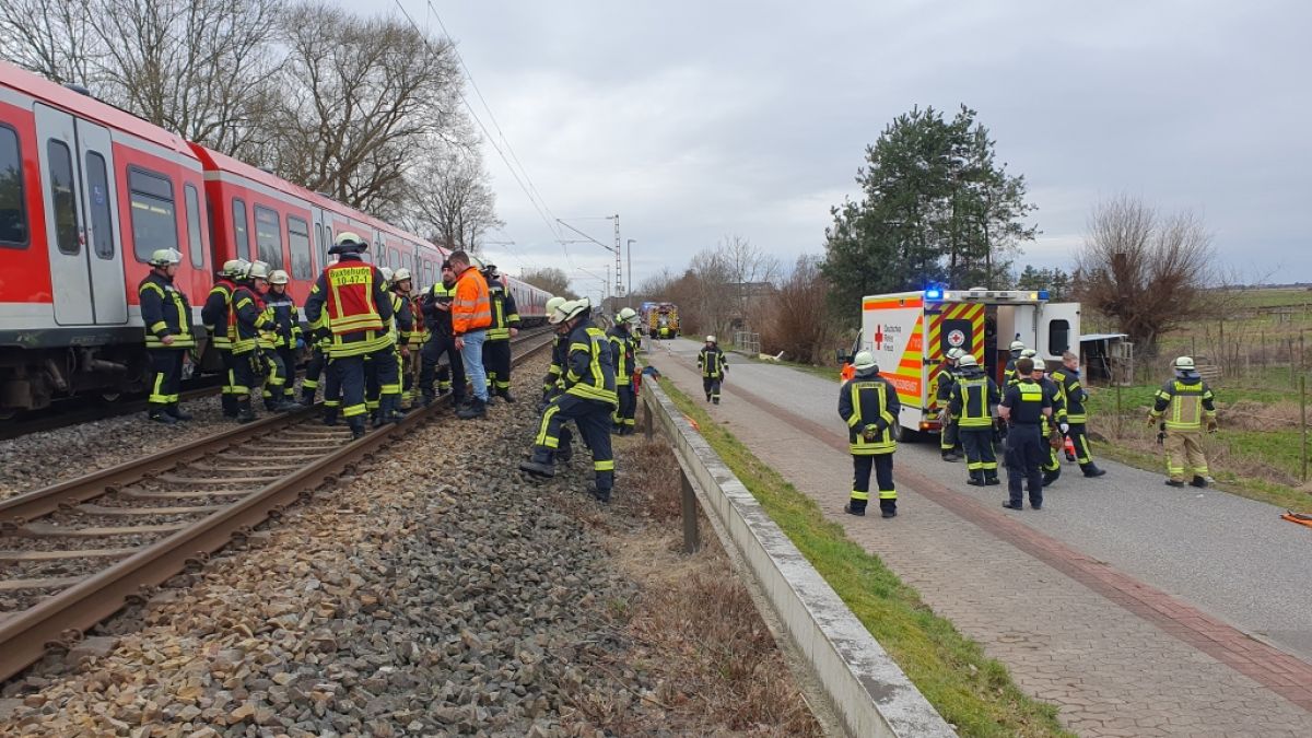 Ein zwölfjähriges Mädchen wurde in Buxtehude-Neukloster von einer S-Bahn erfasst und schwer verletzt - am Unglücksort waren Rettungskräfte im Großeinsatz. (Foto)
