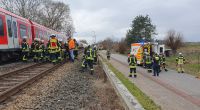 Ein zwölfjähriges Mädchen wurde in Buxtehude-Neukloster von einer S-Bahn erfasst und schwer verletzt - am Unglücksort waren Rettungskräfte im Großeinsatz.