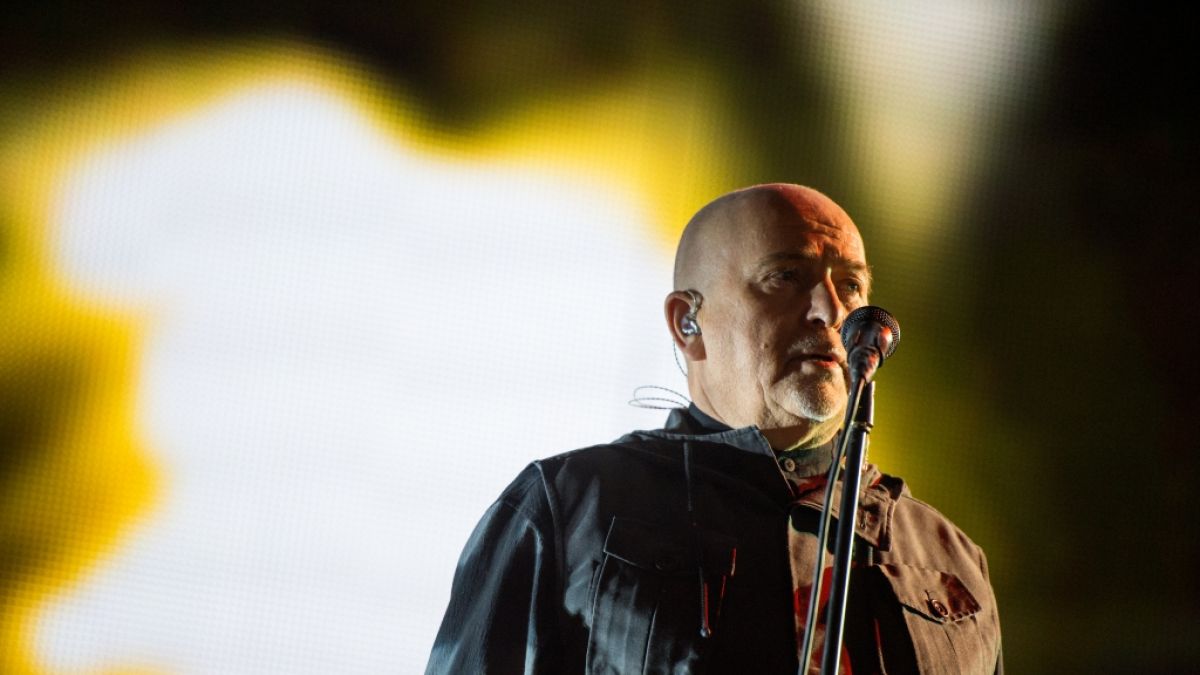 Peter Gabriel performt auf der Bühne. (Foto)