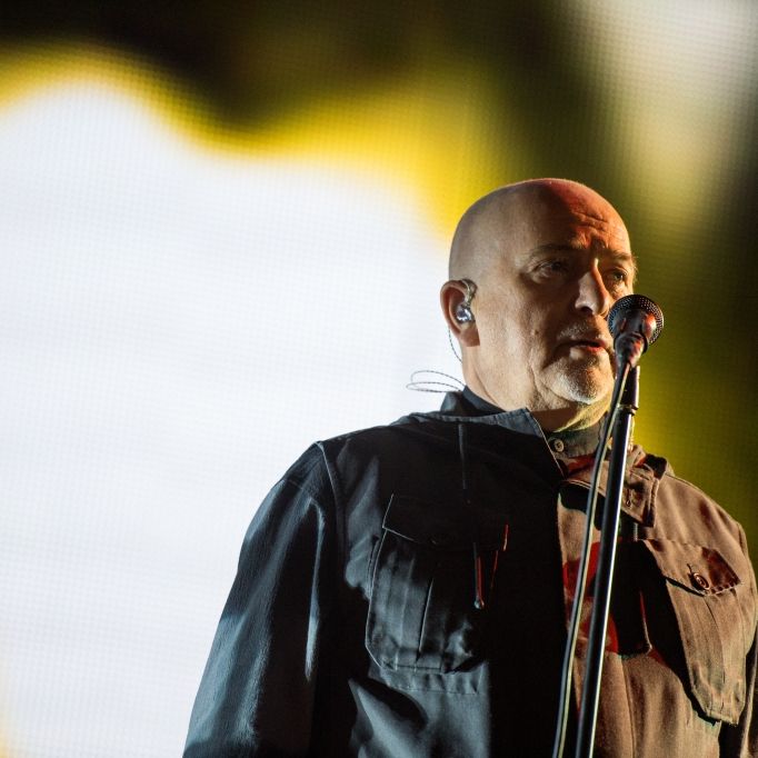 Peter Gabriel performt auf der Bühne.