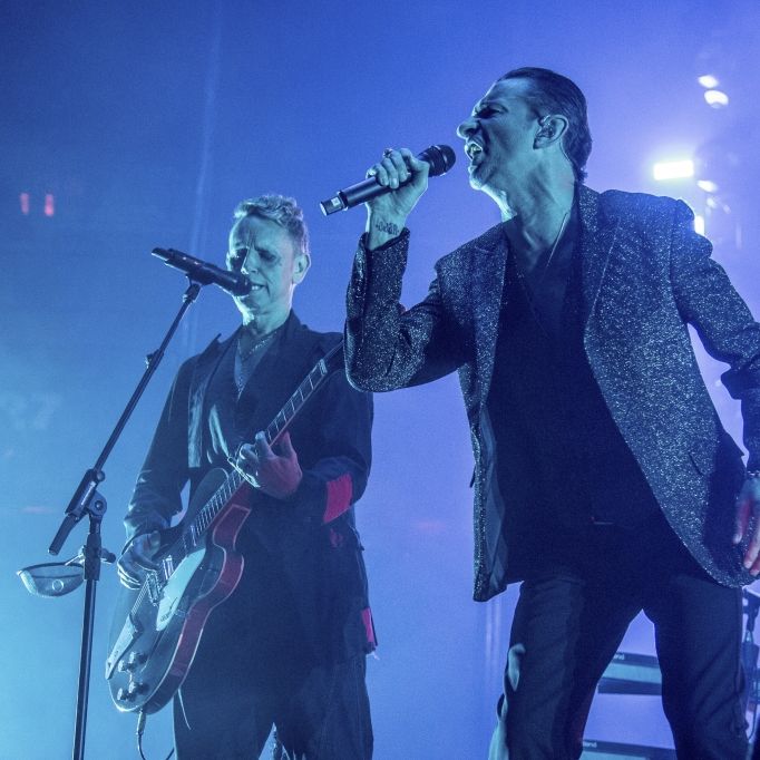 Depeche Mode performt auf der Bühne.