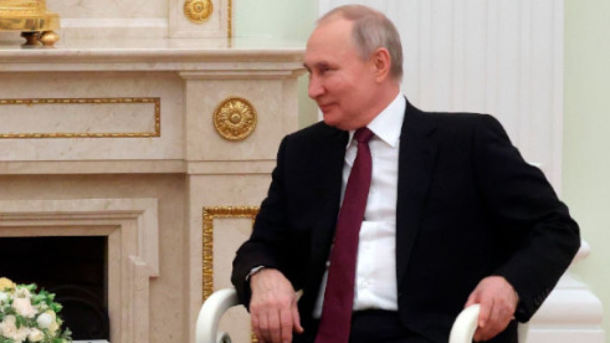 Wladimir Putin krallte sich an seiner Armlehne fest beim Besuch von Xi Jinping. (Foto)