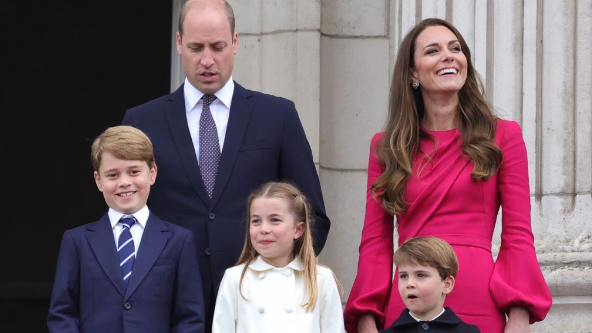 #Prinz George, Prinzessin Charlotte und Prinz Louis: Riesen-Gaudi zum Besten von die Mini-Royals an Opa Charles' großem Tag