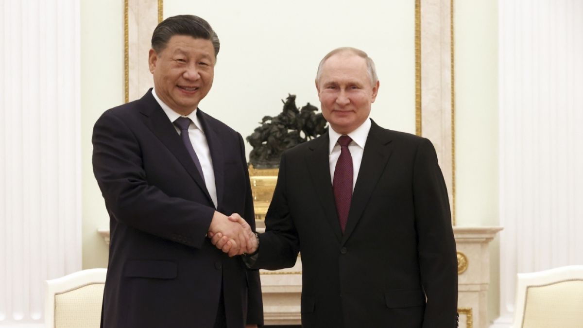 Wladimir Putin (r), Präsident von Russland, und Xi Jinping, Präsident von China, geben sich vor ihren Gesprächen im Kreml die Hand. (Foto)