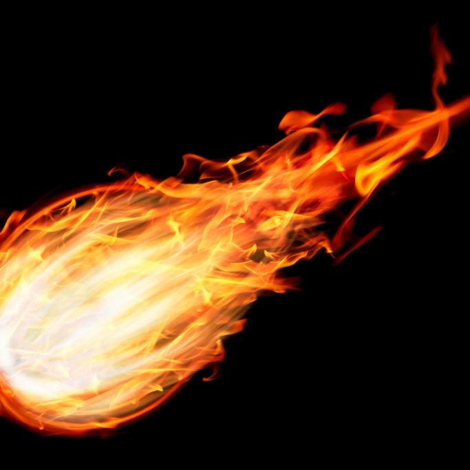 Ein bizarre Aufnahme sorgt im Netz für Entsetzen: Sie zeigt, wie scheinbar ein riesiger Feuerball auf die Erde rast.