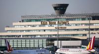 Am Flughafen Köln/Bonn hat ein Mann offenbar mehrere Menschen angefahren.